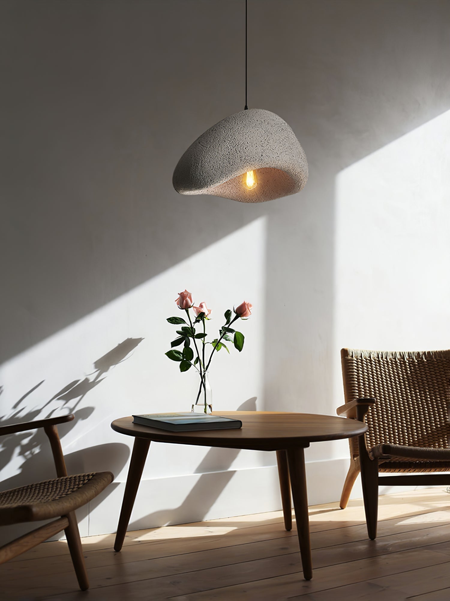 Håndlaget Wabi-Sabi pendellampe, skaper unik og naturlig atmosfære.