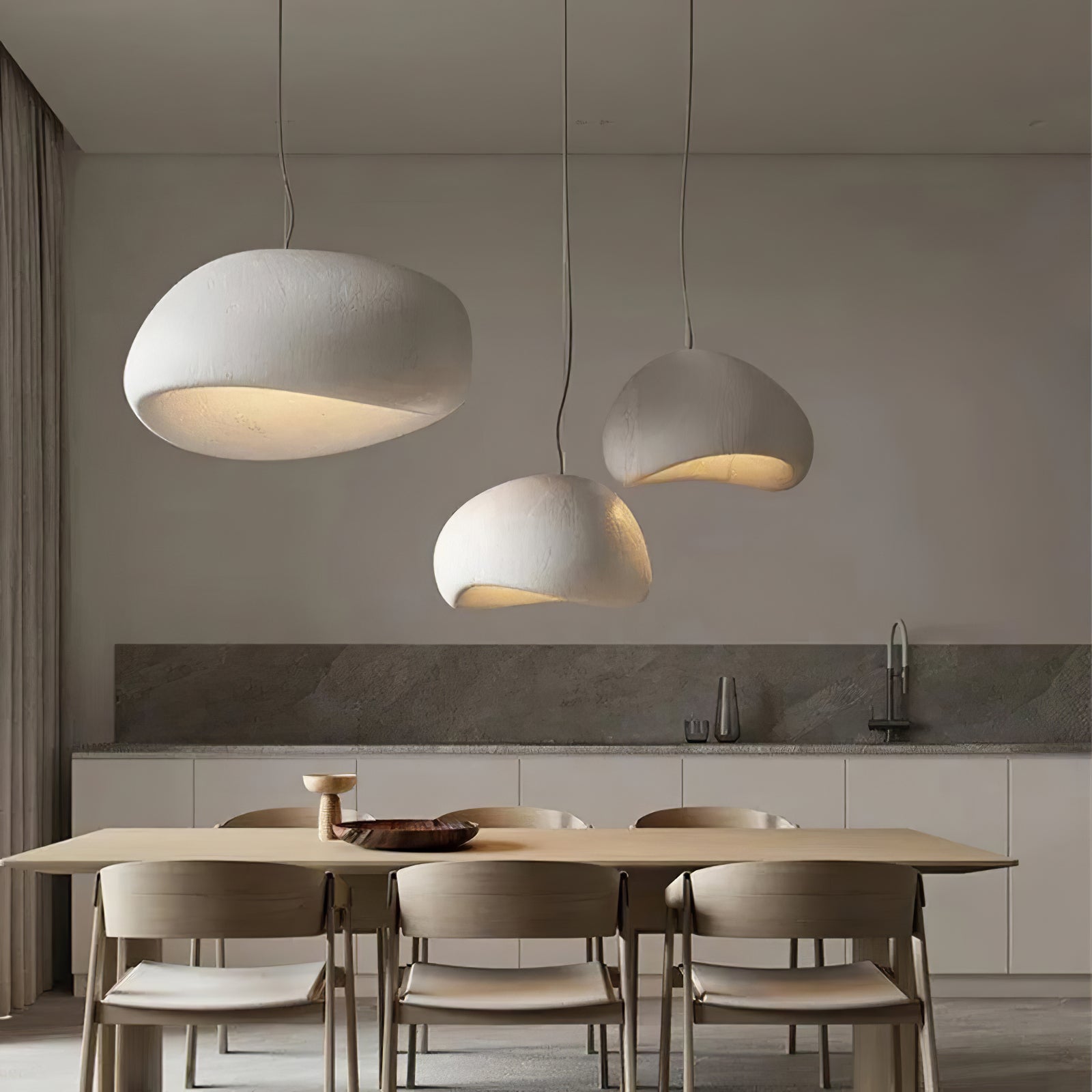 Minimalistisk pendellampe i Wabi-Sabi stil, skaper rolig interiørstemning.