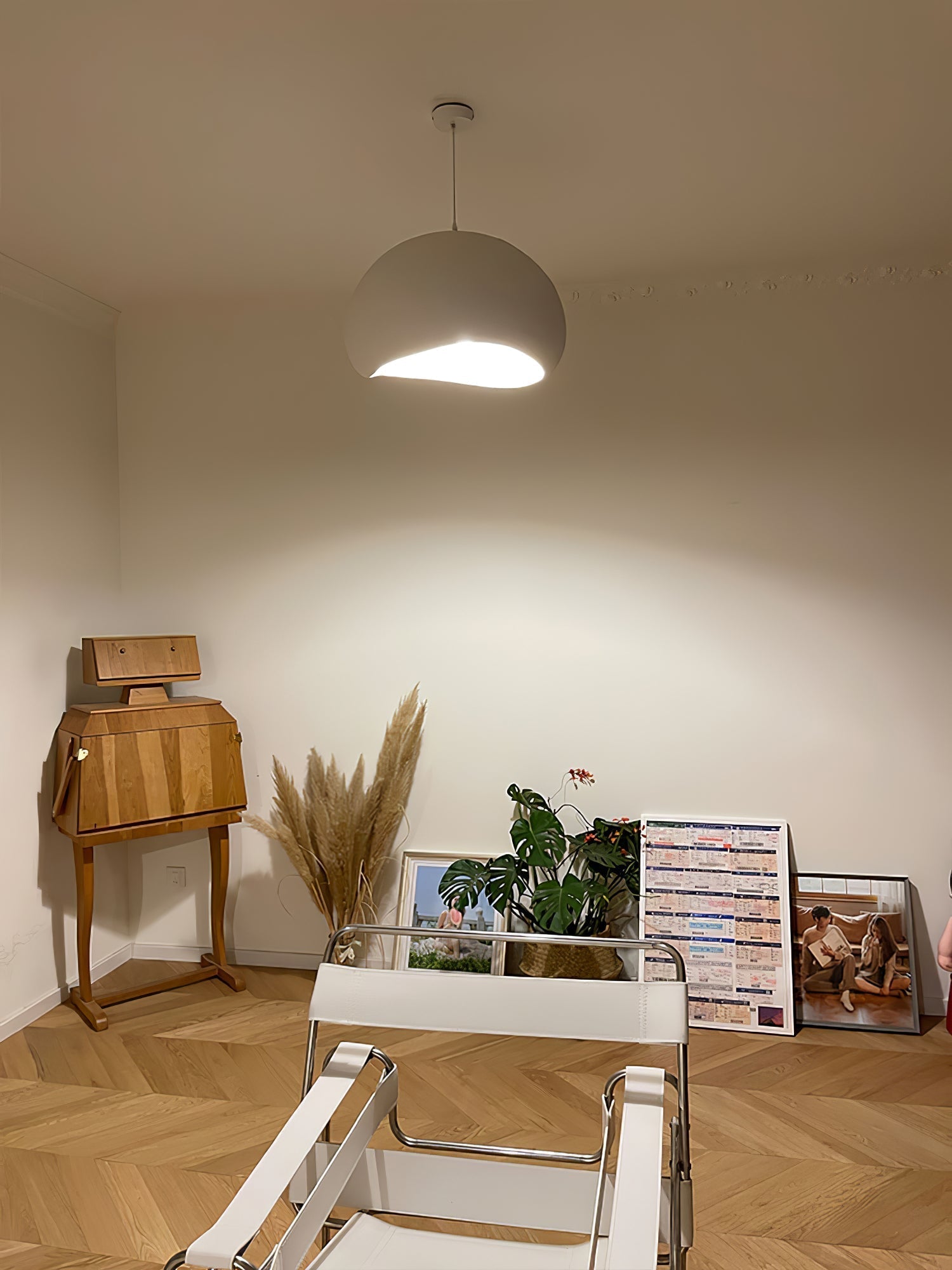 Rustikk, minimalistisk Wabi-Sabi pendellampe gir behagelig lys til interiøret.
