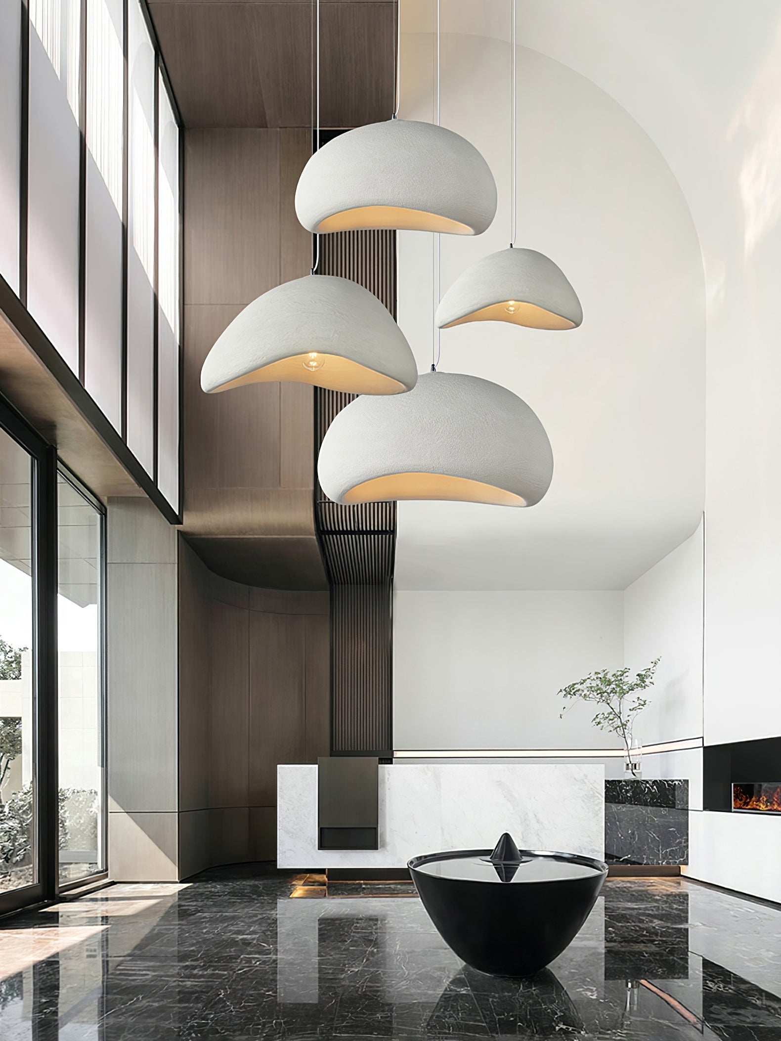 Elegant Wabi-Sabi pendellampe for et rolig og jordnært belysningsdesign.