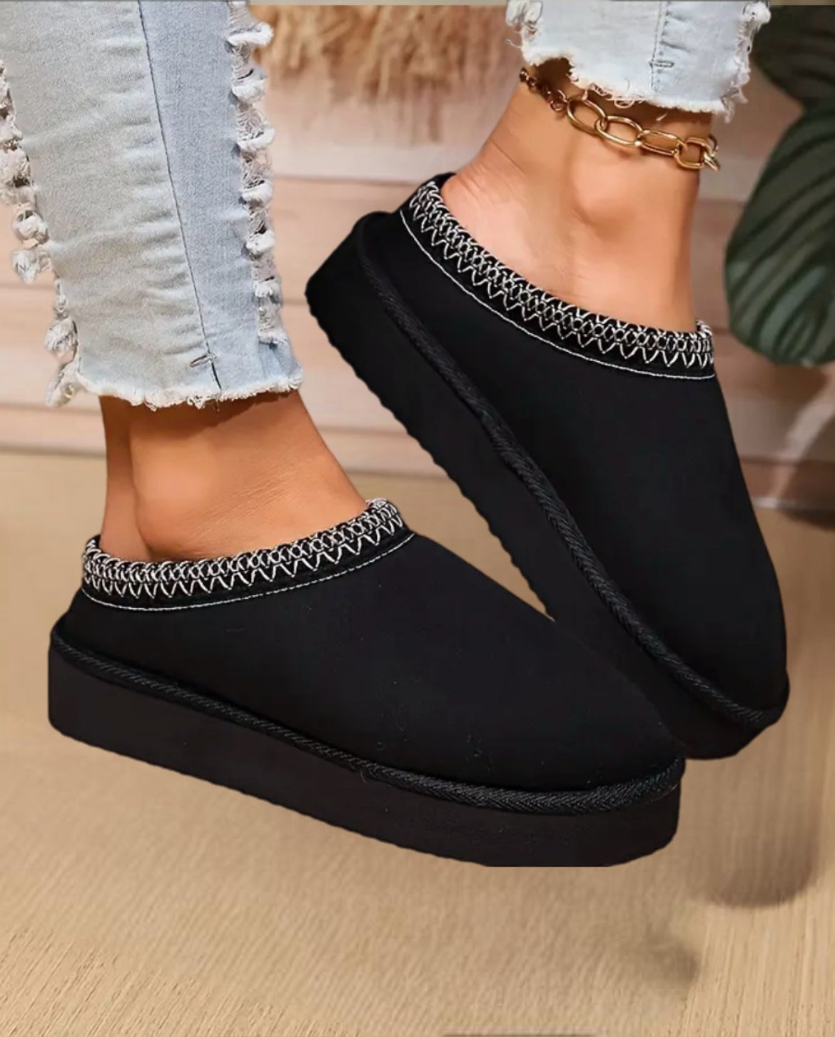 Nahaufnahme der Sohle von rutschfesten Damen-Winterhausschuhen in Beige für drinnen