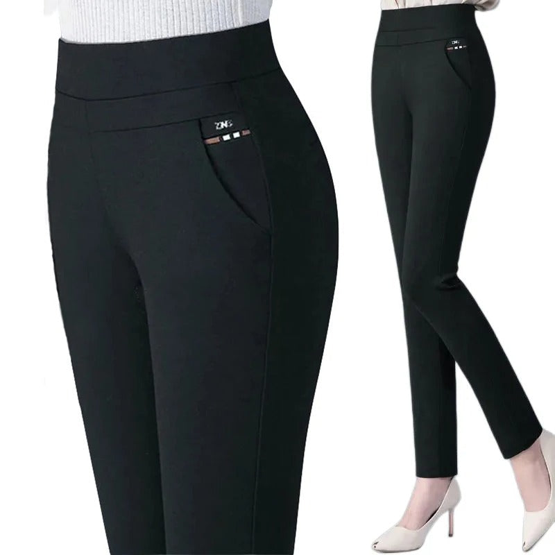 Damen Skinny Thermohose, schwarz, aus Stretch-Material für eine bequeme Passform im Winter.