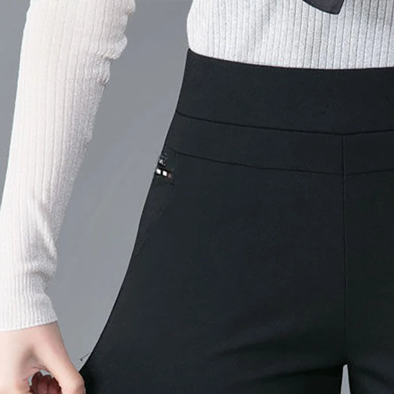 Damen Winterhose, skinny und schwarz, mit Thermo-Futter für extra Wärme und Tragekomfort.