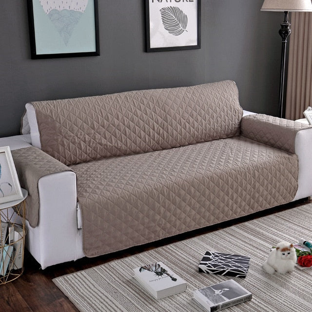 Sklisikkert sofatrekk på sofa, ideelt for familier med kjæledyr, moderne interiørdetalj.