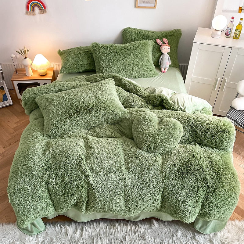 Fluffy shaggy-dynetrekk for en innbydende seng, perfekt for kalde netter hjemme.