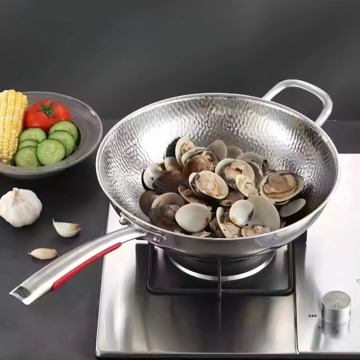 Allsidig wokpanne i titan med non-stick for induksjon. Perfekt for steking, damping og sunn matlaging.