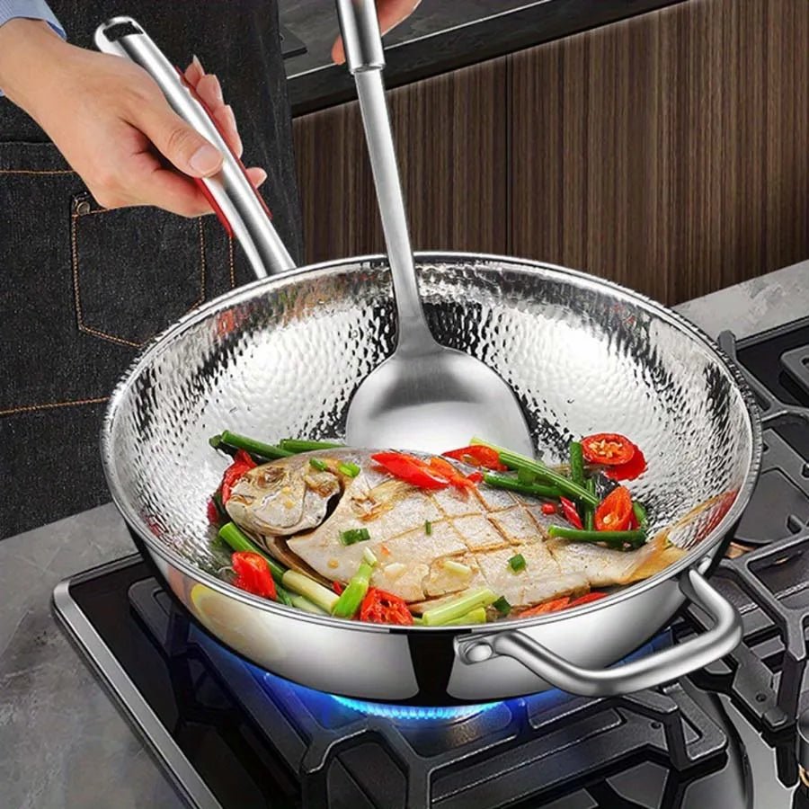 Premium kjøkkenutstyr: Rundbunn wokpanne med titan non-stick overflate for enkel matlaging på induksjon.